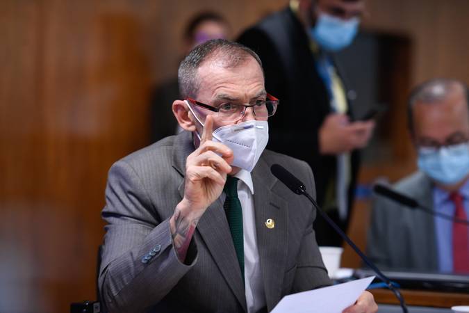 Contarato defende piso salarial para profissionais de enfermagem e parteiras